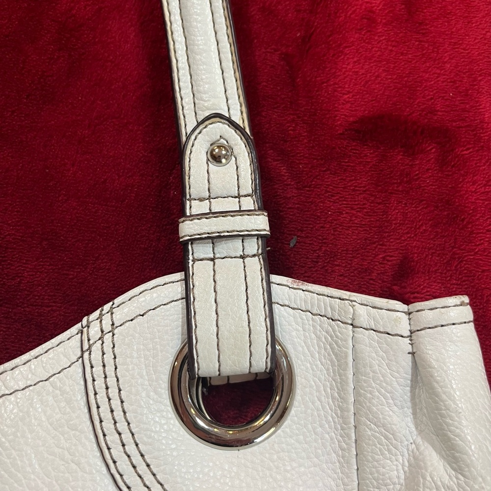 Chic White Leather Handbag - Picture 8 of 13